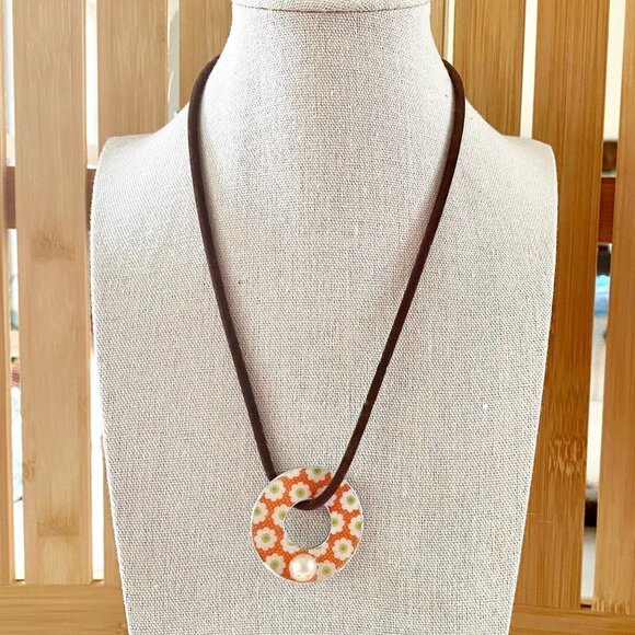 😃 $1 ADD-ON 😃 Enamel And Pearl Blossom Donut Necklace - Picture 1 of 3